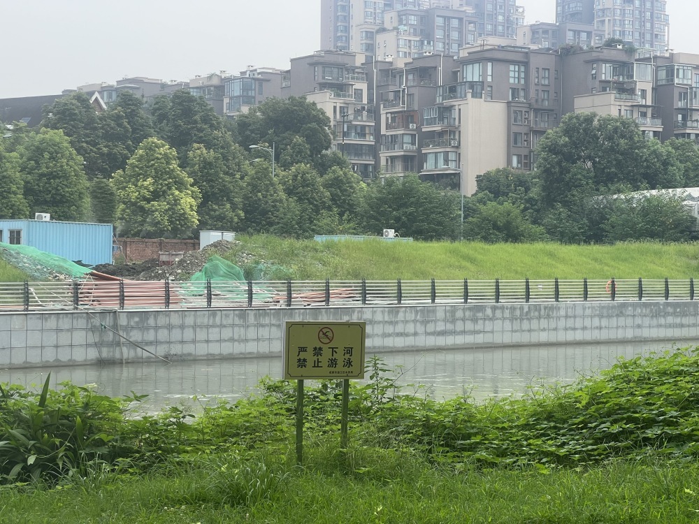 成都温江区耗资千万在江安河河岸贴瓷砖？施工单位：是花岗石非瓷砖(图3)
