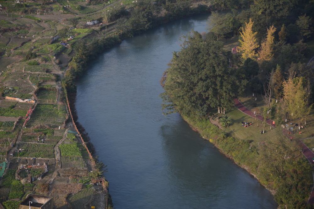 成都温江区耗资千万在江安河河岸贴瓷砖？施工单位：是花岗石非瓷砖(图2)