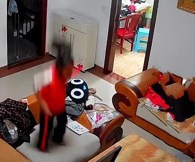 小女孩一脚踩断家里大理石茶几大理石为何那么容易断？