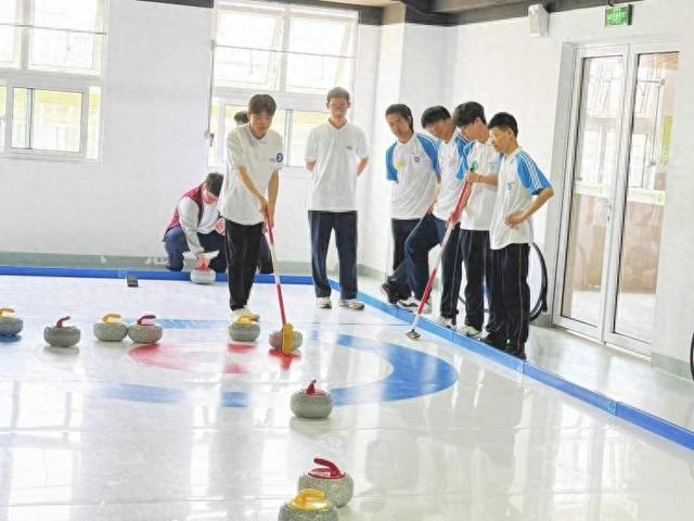 2024年上海市学生阳光体育大联赛（中职组）陆地冰壶比赛周日开赛