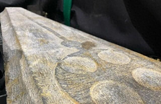 考古新发现！英国沉船打捞出中世纪石碑距今约800年历史