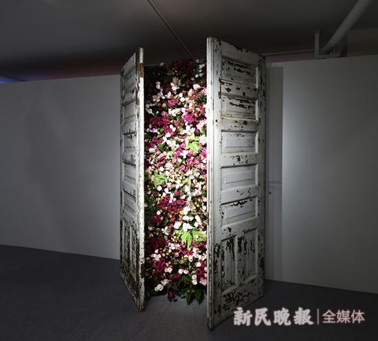 艾敬艺术展“我们需要爱”上一双手一朵花坚强地绽放