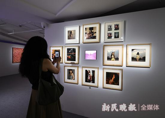 艾敬艺术展“我们需要爱”上一双手一朵花坚强地绽放(图2)