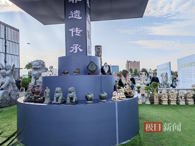 十几吨重的大石头摆满全场这个国际博览会上展出了12个国家的石材