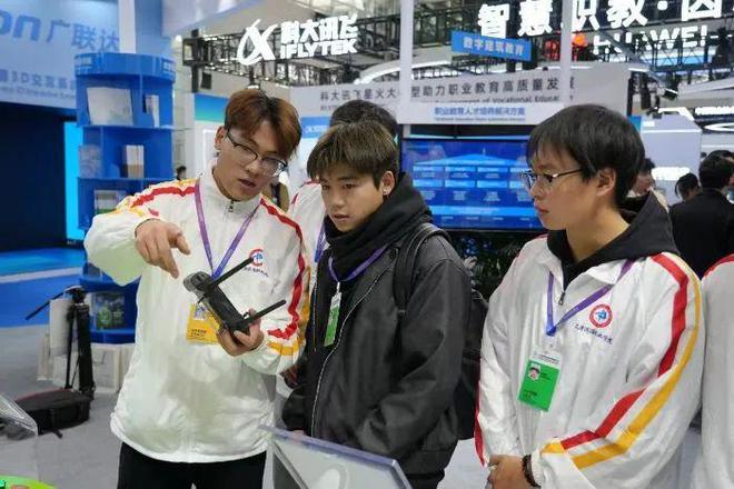 2024年世界职业技术教育发展大会在天津举行“滨城”产教融合成果亮相专题展(图1)