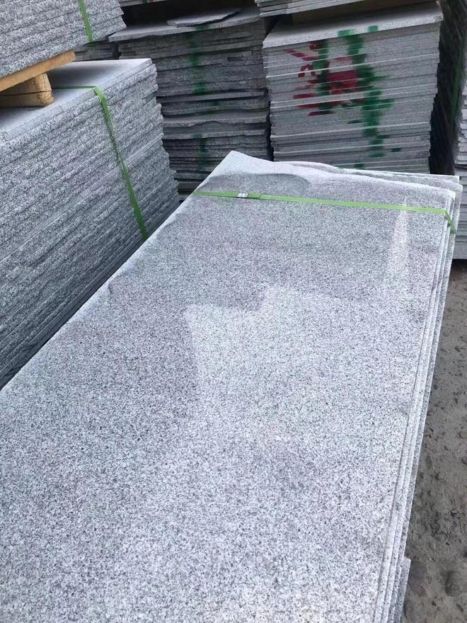 路沿石原材料：芝麻黑、芝麻灰、白加工面层及价格有哪些区别(图2)