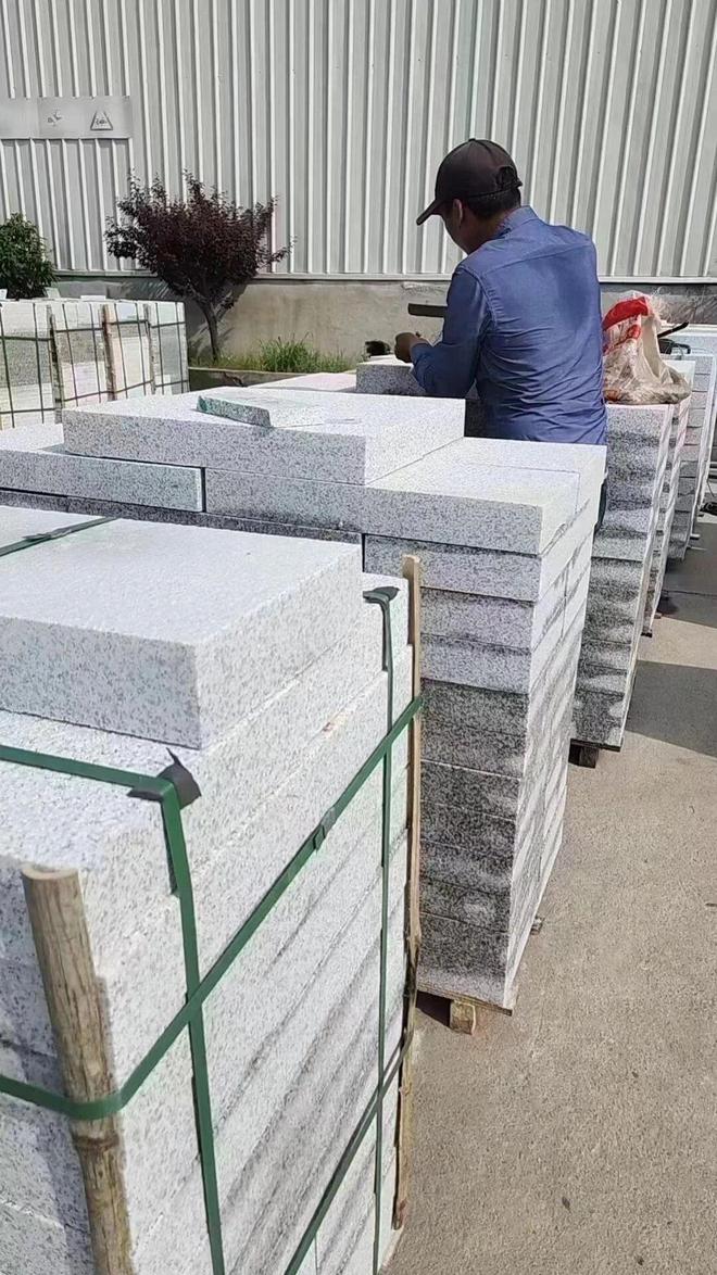 路沿石原材料：芝麻黑、芝麻灰、白加工面层及价格有哪些区别(图6)