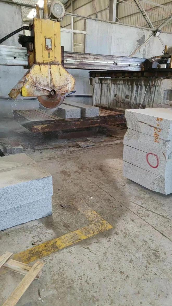 路沿石原材料：芝麻黑、芝麻灰、白加工面层及价格有哪些区别(图5)