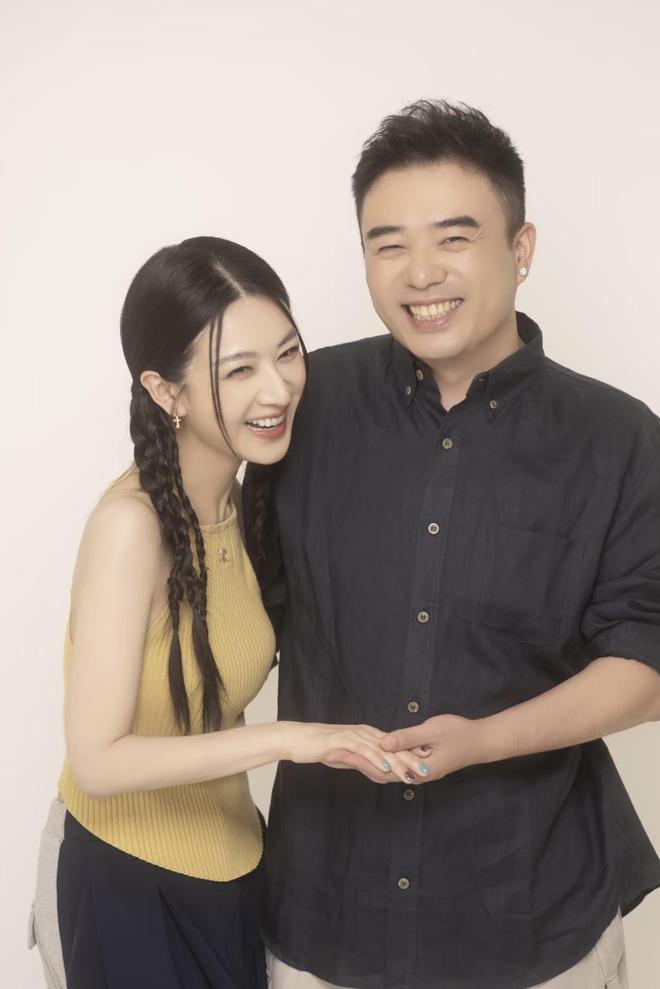 薇娅低调现身女儿参加的文化公益演出歌喉惊人完美遗传妈妈(图2)