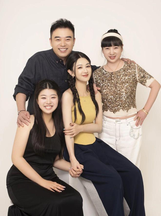 薇娅低调现身女儿参加的文化公益演出歌喉惊人完美遗传妈妈(图3)