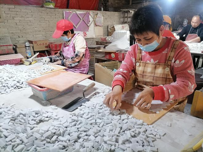云浮市区中小型石材加工企业赶订单忙生产(图1)