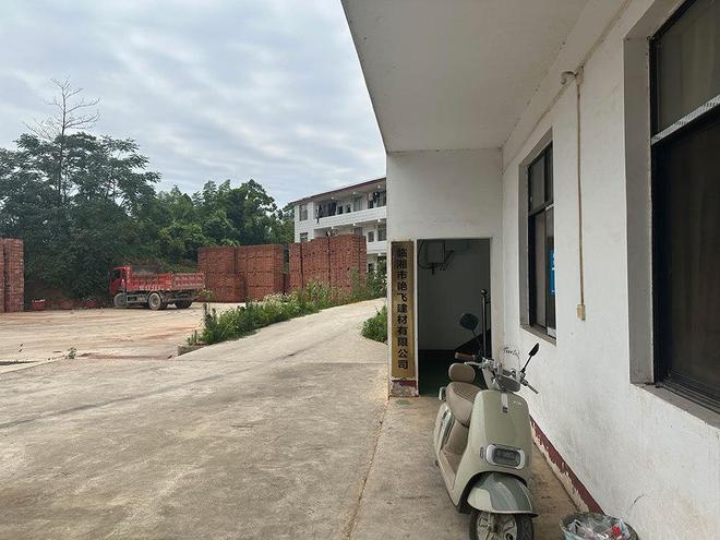 5名疑似智障人员从砖厂被解救临湘警方：暂未发现其他智障者(图1)