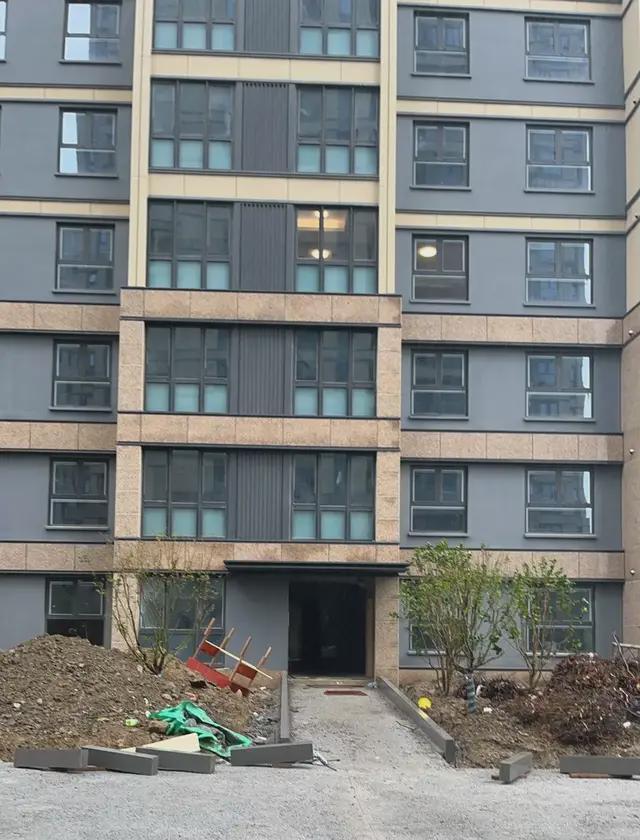 建艺集团：目前木溪矿区饰面用花岗岩矿生产规模为110万立方米年矿山作业人数约300人(图5)