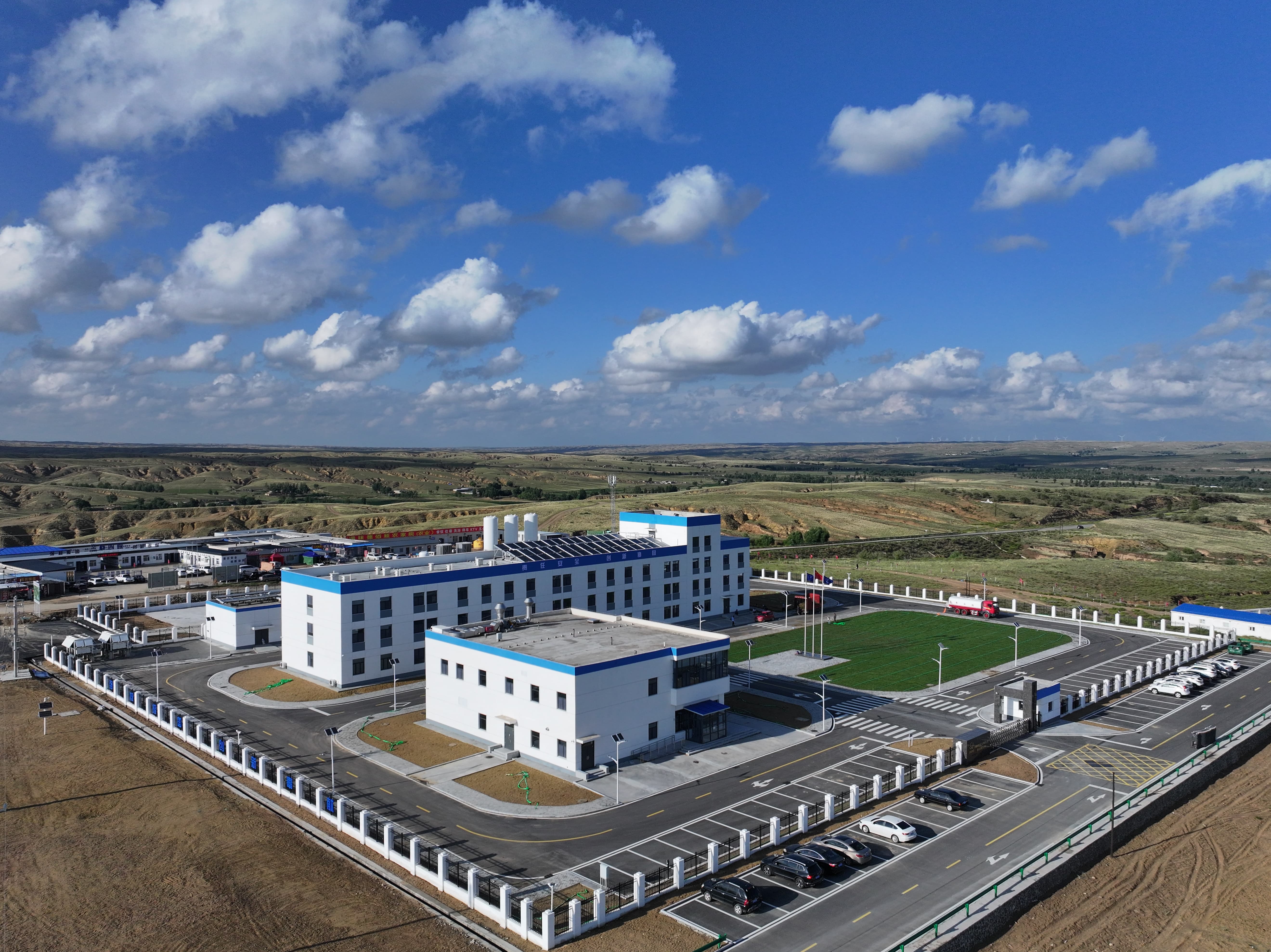 我国规模最大的天然铀产能项目“国铀一号”示范工程生产出“第一桶铀”(图2)