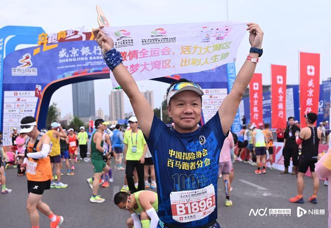 广州“百马”跑者的志愿人生在赛道上宣传十五运会