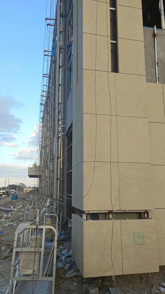 走进石材生产厂家：外墙干挂加工路沿石材一米价格及安装工艺解析(图4)