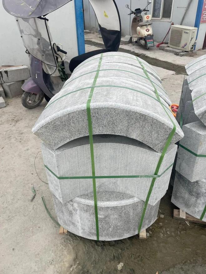 石材加工芝麻白路沿石倒角路沿石机切面、火烧面多少钱一米