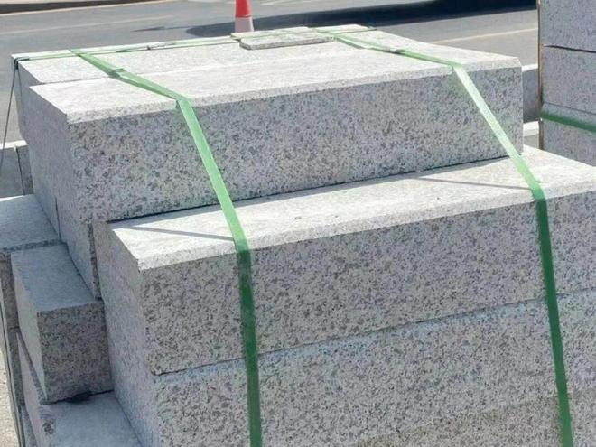 石材加工芝麻白路沿石倒角路沿石机切面、火烧面多少钱一米(图3)