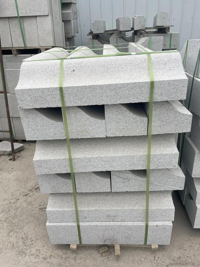 石材加工芝麻白路沿石倒角路沿石机切面、火烧面多少钱一米(图2)