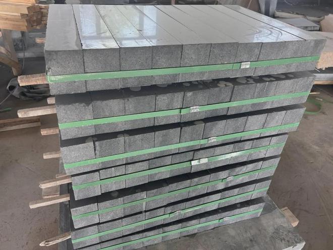 黑色石材厂家压顶石与青石汀步石价格工艺选择