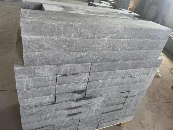 黑色石材厂家压顶石与青石汀步石价格工艺选择(图2)