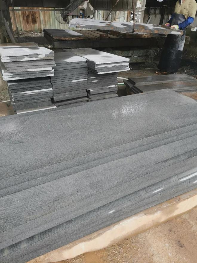 黑色石材厂家压顶石与青石汀步石价格工艺选择(图6)