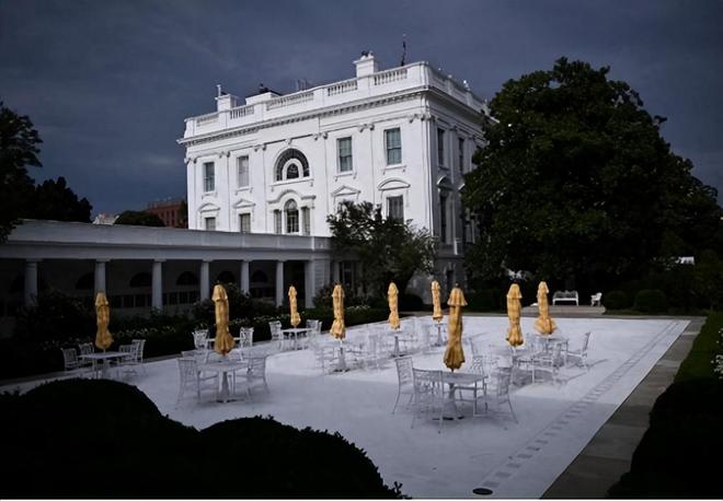 神操作！其他总统肖像镶金框拜登形象被特朗普换成“自动笔”(图2)