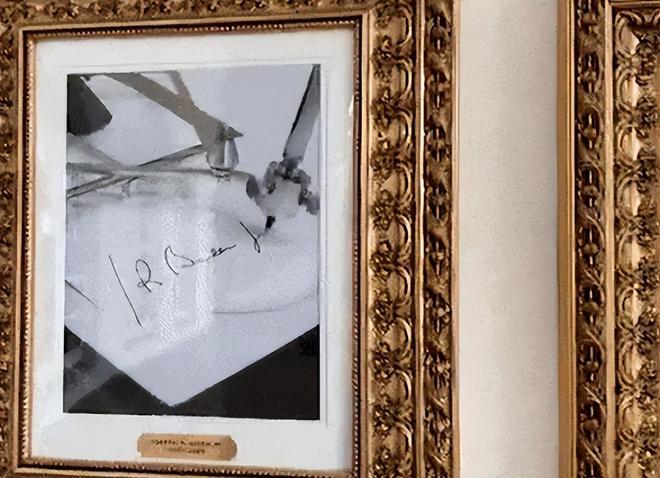 神操作！其他总统肖像镶金框拜登形象被特朗普换成“自动笔”(图4)