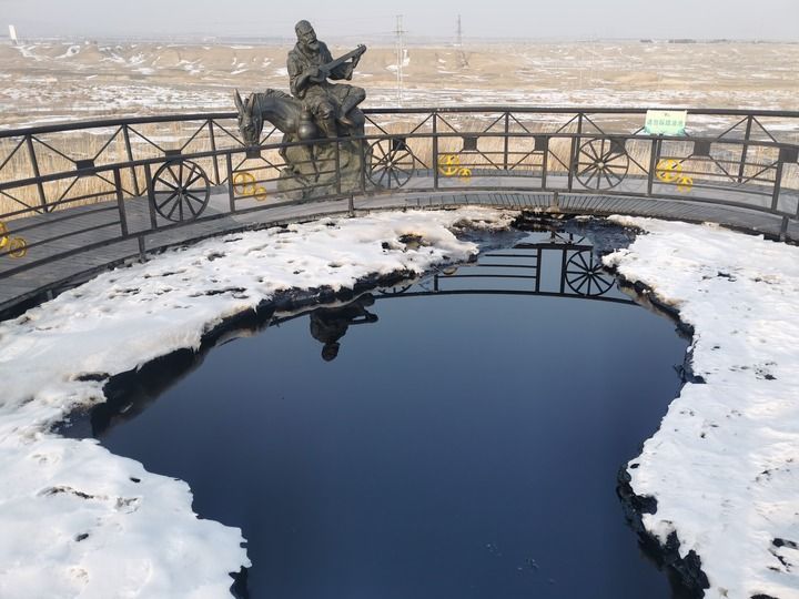 从“黑油山”到“黑金之城”