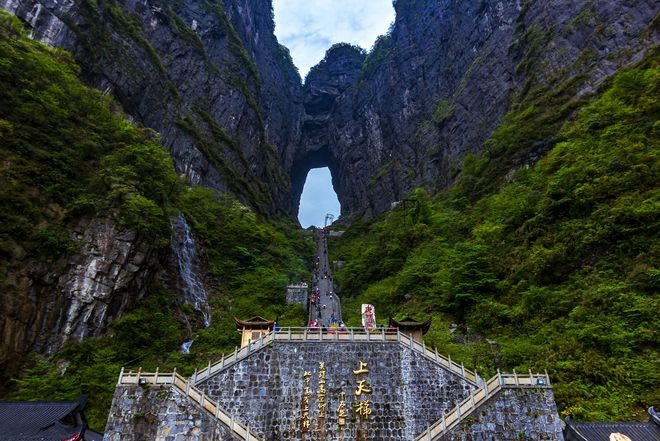 2025张家界前十靠谱旅行社：5天打卡天门洞+玻璃栈道无购物(图2)