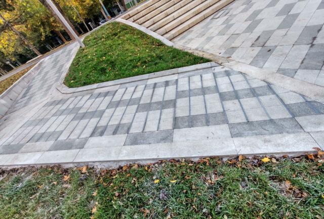 北小河畔步道雨天易打滑：坡道将设防滑条丨有事儿@新京报(图3)