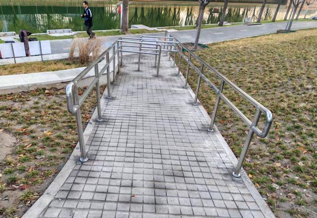北小河畔步道雨天易打滑:坡道将设防滑条丨有事儿@新京报