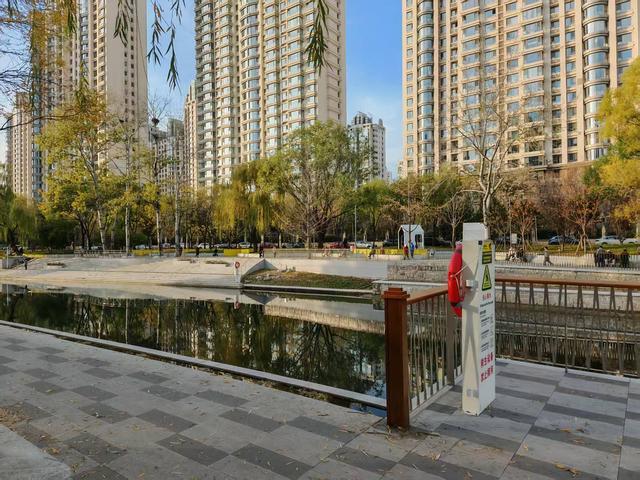 北小河畔步道雨天易打滑：坡道将设防滑条丨有事儿@新京报(图2)