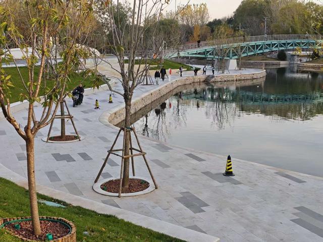 北小河畔步道雨天易打滑：坡道将设防滑条丨有事儿@新京报(图4)