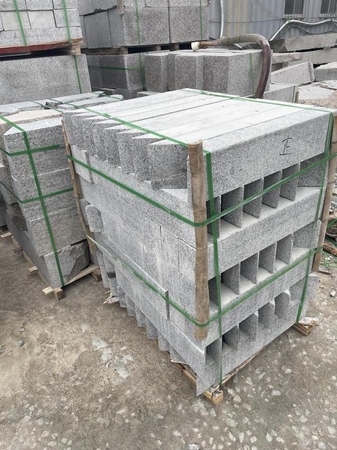 芝麻白花岗岩弧形路牙石价格