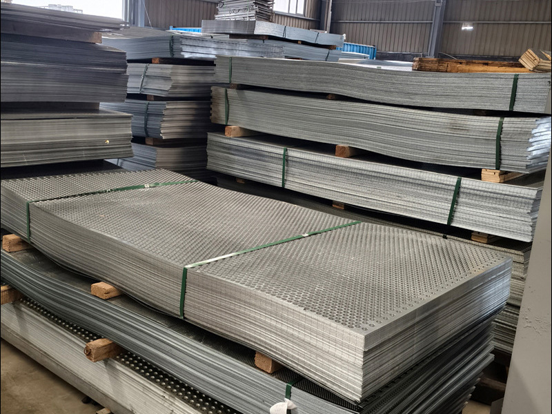 2025国内冲孔爬架网定制厂家哪家性价比高：理解并预见潜在风险用前瞻性设计提升防护网安全系数