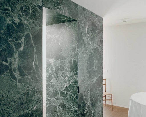 米兰公寓的绿色大理石巨墙