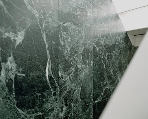 米兰公寓的绿色大理石巨墙(图3)