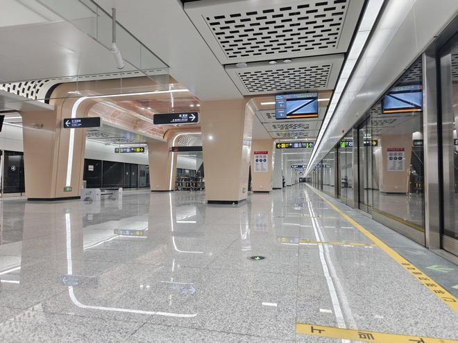 成都地铁13号线一期工程开启初期运营