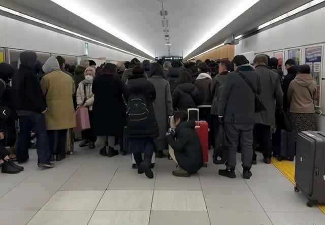 49条航线“熔断”当天！日航再传噩耗：约7千人滞留外交部预警一语成谶(图2)