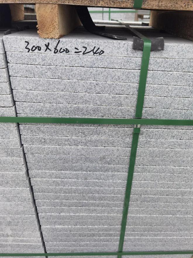 芝麻白花岗岩厂家供应的火烧板和光面石材每平方实际成交价(图2)