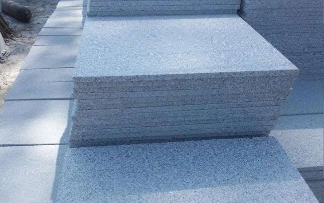 芝麻白花岗岩厂家供应的火烧板和光面石材每平方实际成交价(图3)