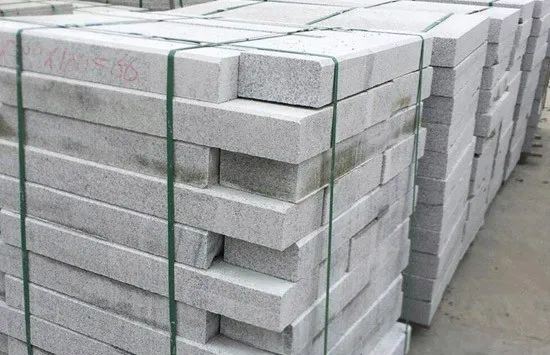 芝麻白花岗岩厂家供应的火烧板和光面石材每平方实际成交价