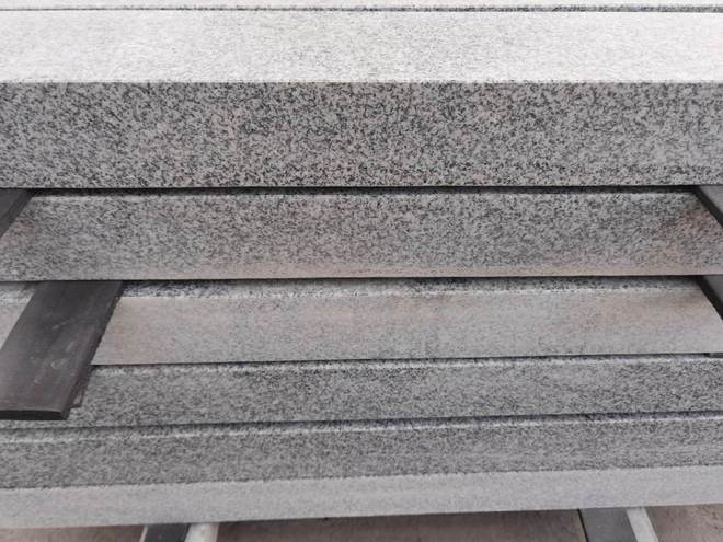 芝麻白花岗岩厂家供应的火烧板和光面石材每平方实际成交价(图4)